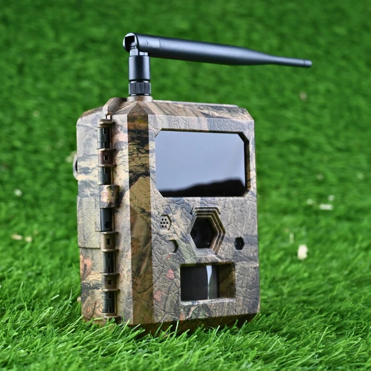 Zestaw Fotopułapka ICUEASY 4G/LTE GSM 8Mpx 6 diod IR 30m doświetlenia + Karta SD 32 GB + 8xAA